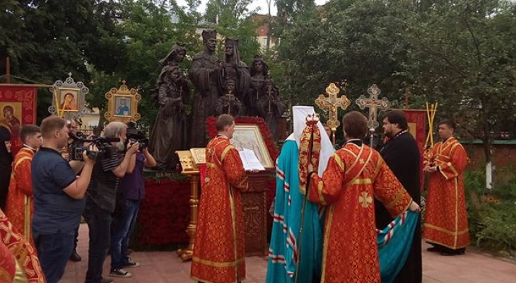 Памятник семье императора Николая II хотят перенести на набережную Грина