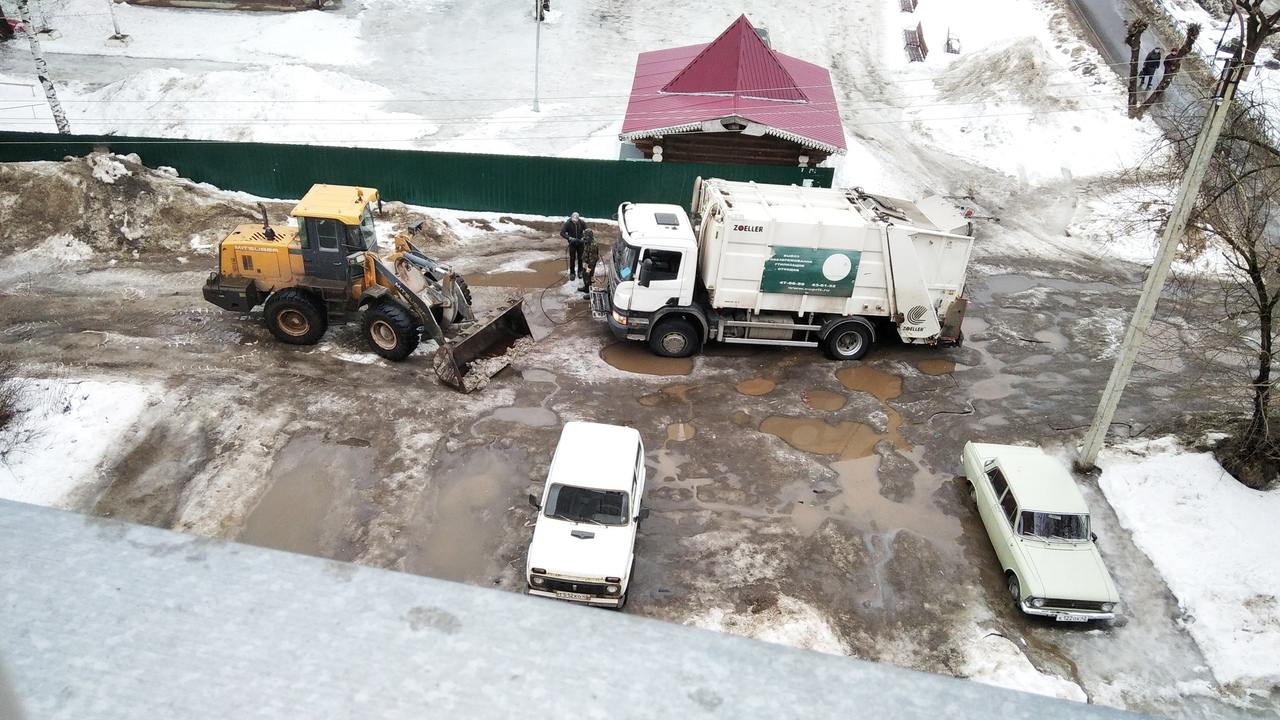 Три троса порвали: в Кирове мусоровоз застрял в яме во дворе на 8 часов