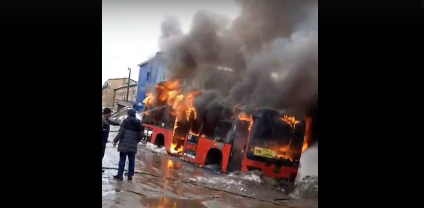 В Кирове на территории автотранспортного предприятия вспыхнул автобус