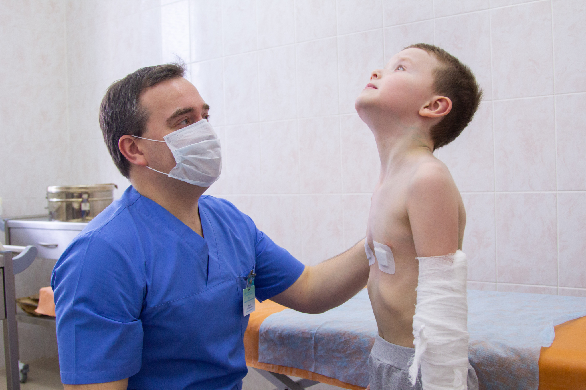 Кировские врачи прооперировали ребенка с деформацией грудной клетки
