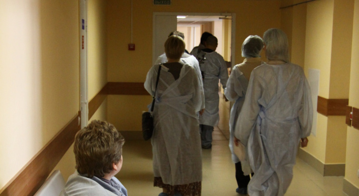 Рост заболеваемости в России и свободное посещение школ: последние новости о коронавирусе