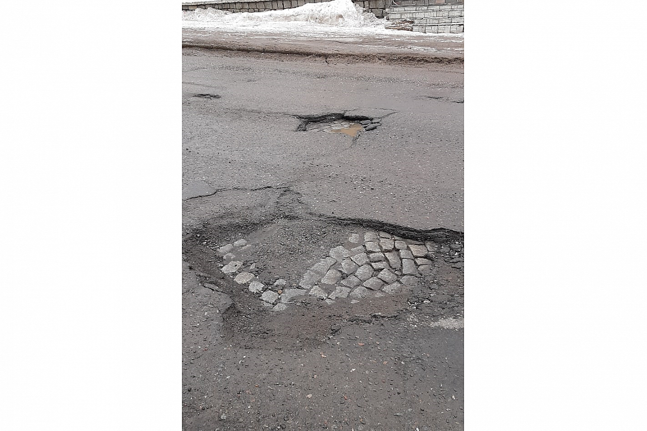 Фото дня: в центре Кирова обнаружили старинную мостовую