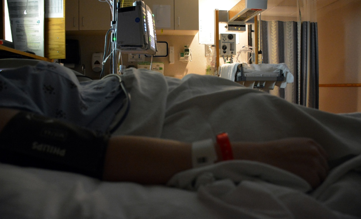 Тяжелобольных отправляют умирать: в Сети появился еще один фейк про коронавирус