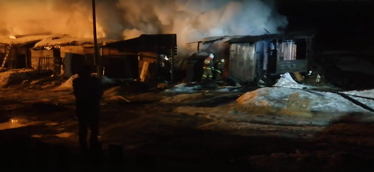 Ночью в Нововятске во время пожара взорвались газовые баллоны