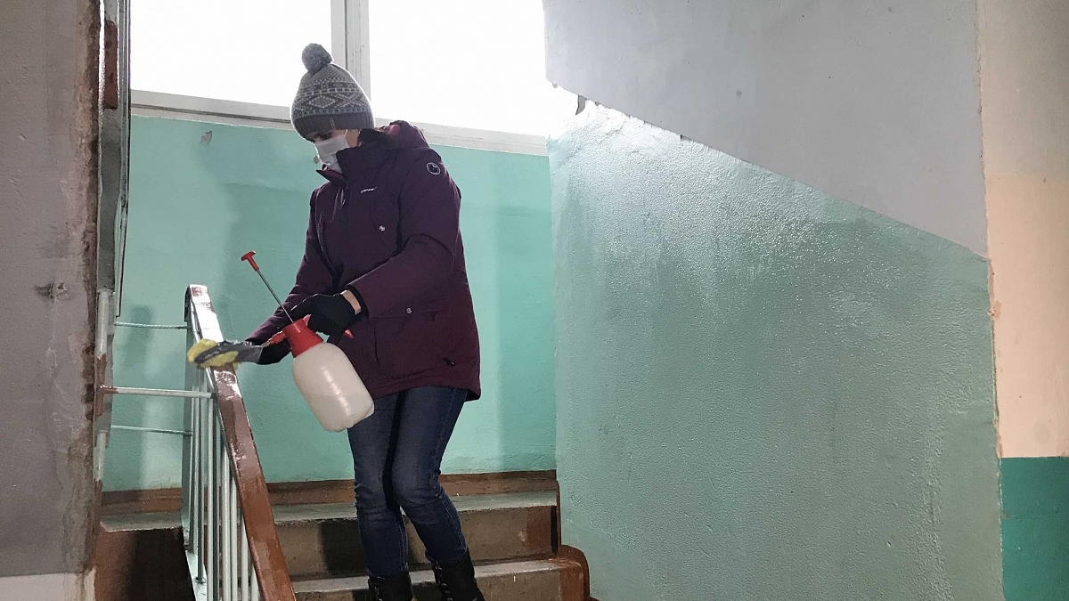 В Кирове начали обработку подъездов домов дезинфицирующими средствами