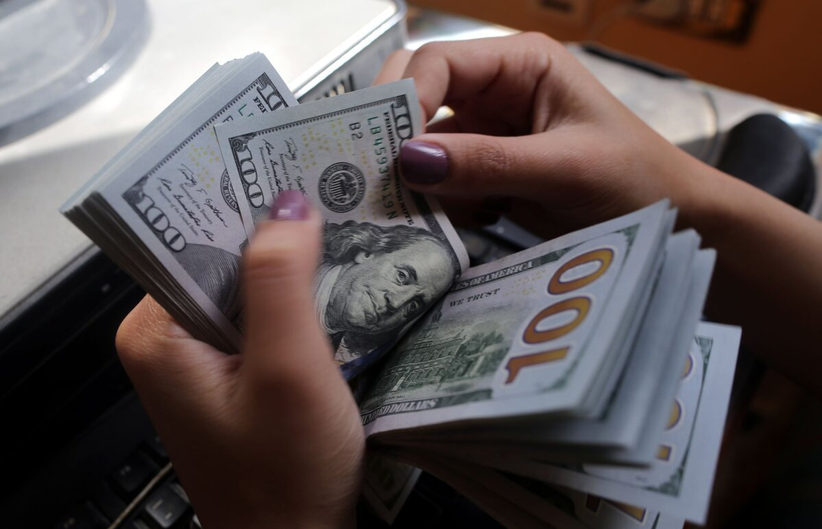Сбербанк фиксирует пониженный спрос клиентов на наличные рубли и иностранную валюту