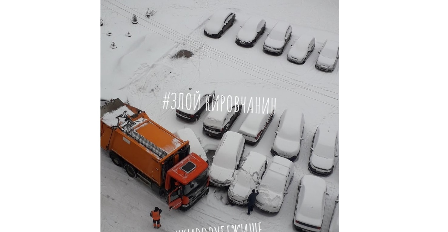 В Кирове мусоровоз протаранил припаркованные во дворе машины