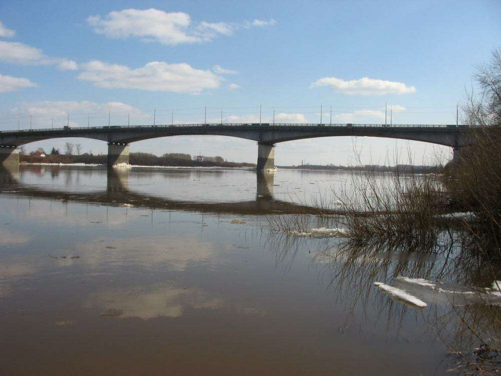 В Кирове из реки в районе Старого моста спасатели достали мужчину