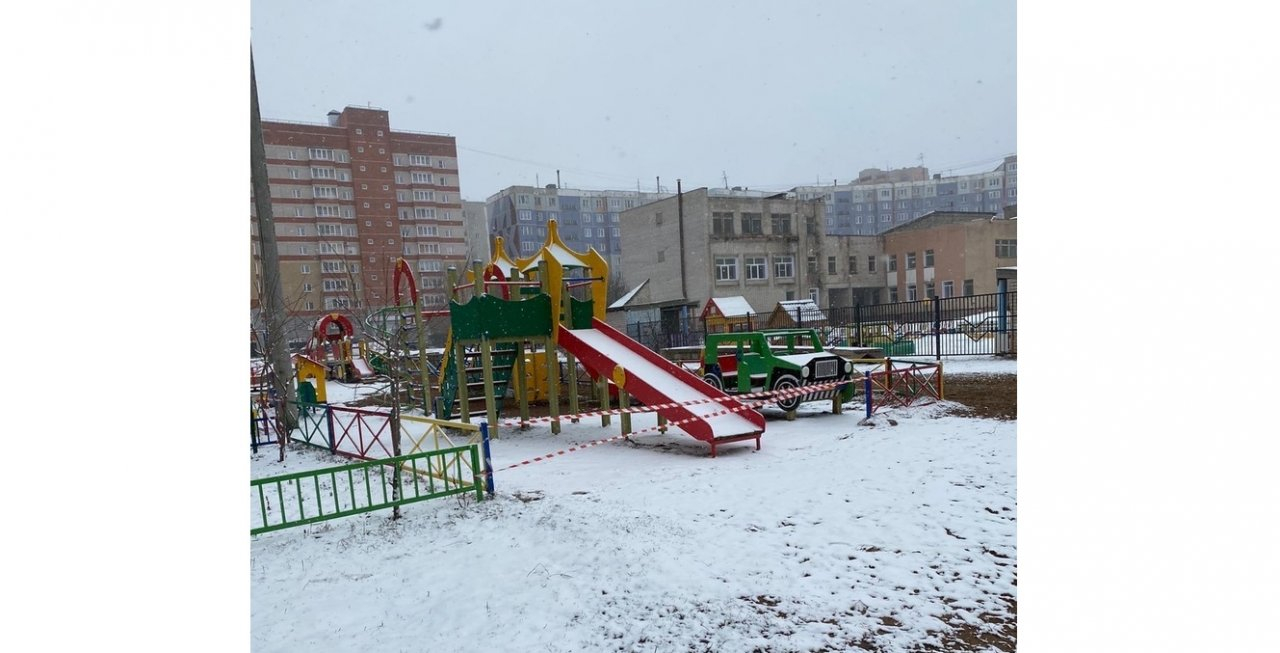 В Кирове начали огораживать детские площадки сигнальной лентой