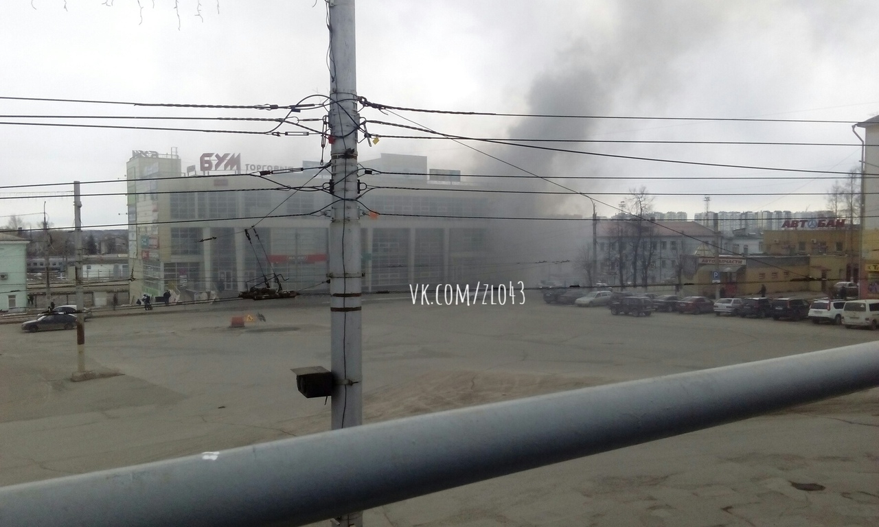 В Кирове прямо сейчас горит ТЦ на Привокзальной площади