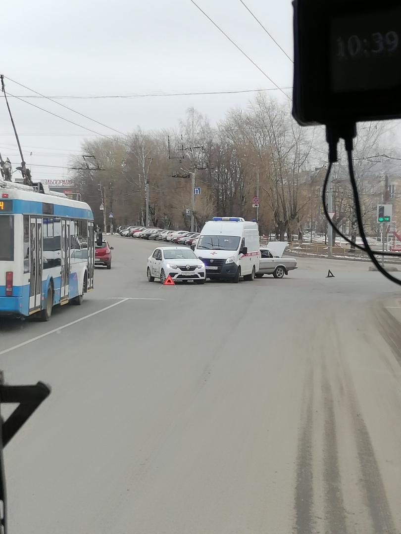 В Кирове произошла массовая авария с участием скорой помощи