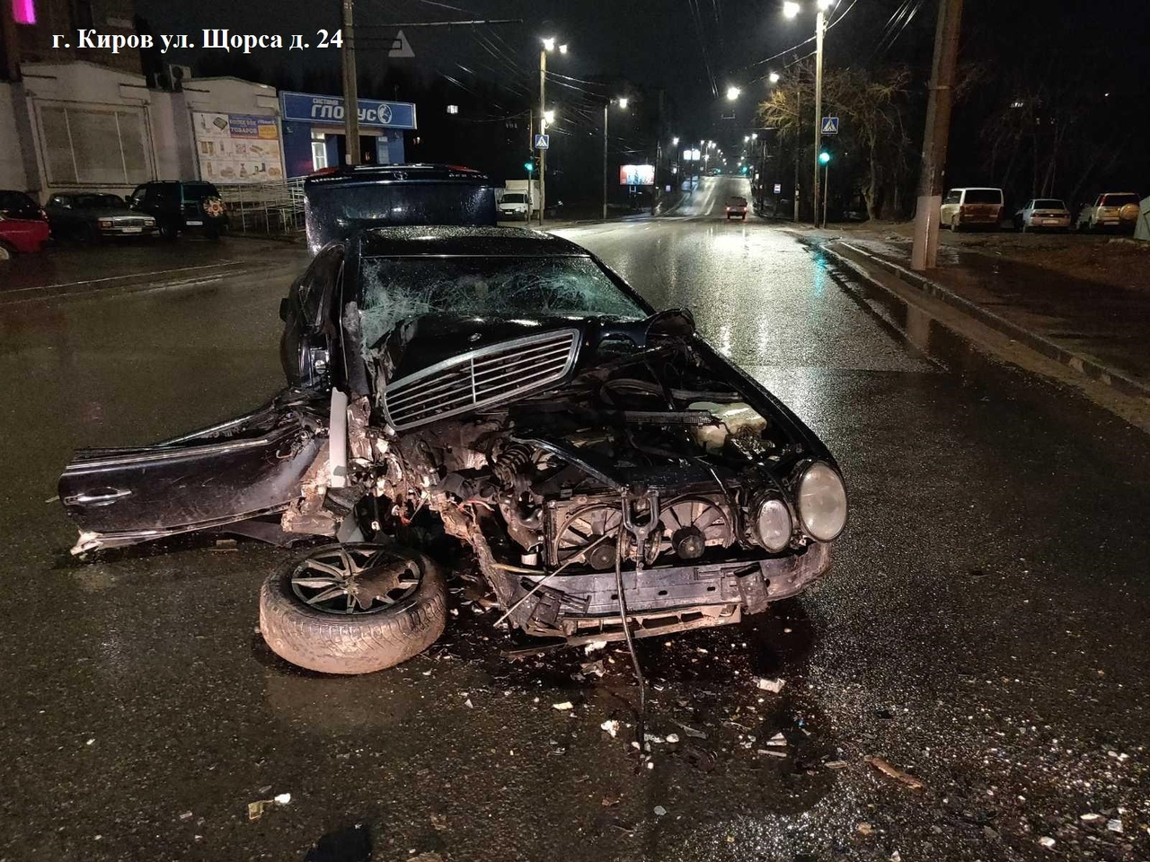 Ночью в Кирове "Mercedes-Benz" влетел в опору ЛЭП: 2 человека в больнице
