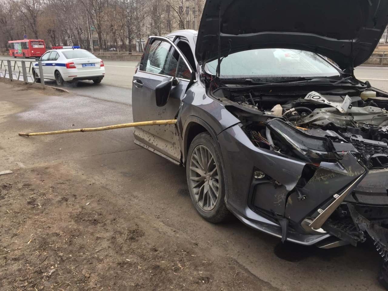«Водитель выпал из-за руля»: на Октябрьском проспекте Lexus снес ограждение в двух местах