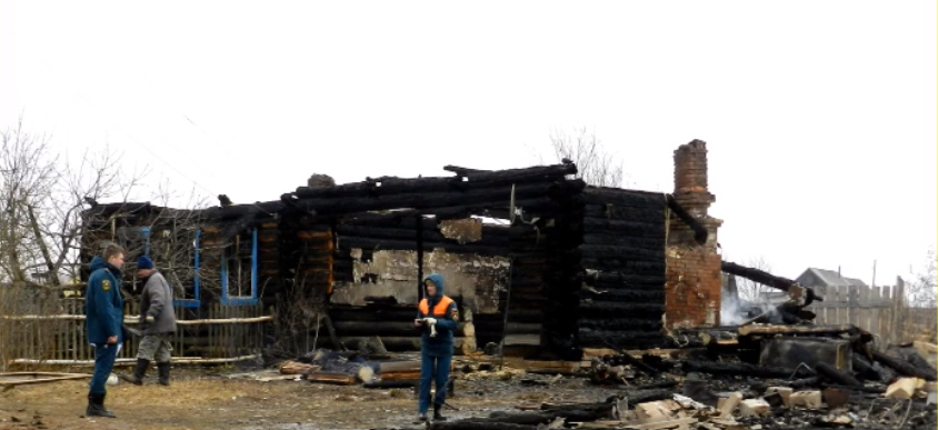 В Кировской области сгорел дом у многодетной учительницы: в огне ожоги получил ребенок