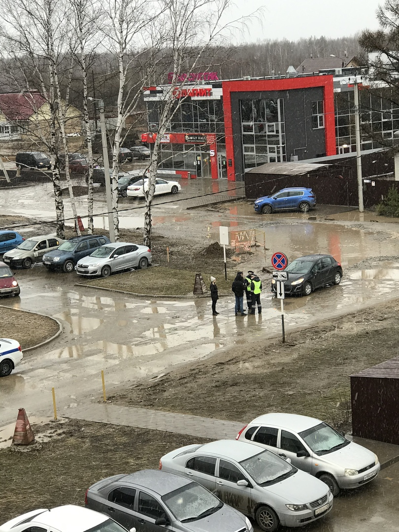 «Глубина почти полметра!»: в луже на дороге в Озерках кировские водители теряют номера и бамперы