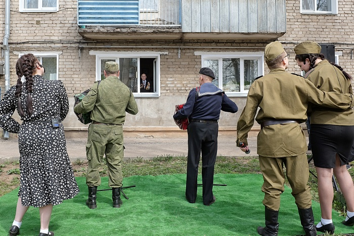 "До слез тронуло": под окнами кировских ветеранов проводят концерты