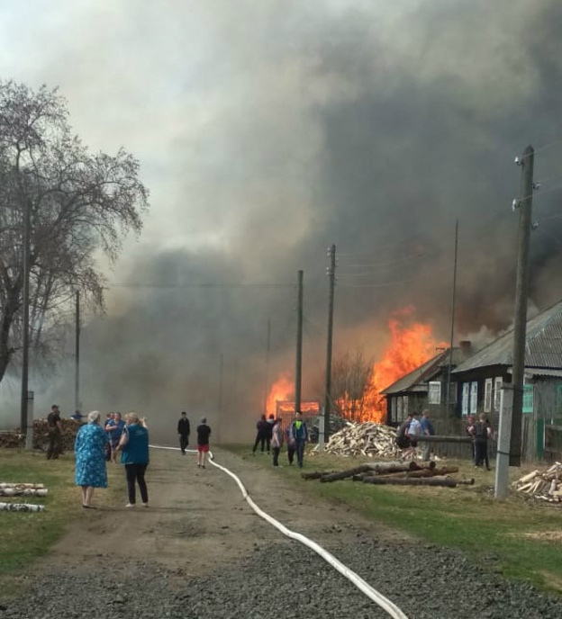 "Надо тушить, а все стоят и снимают": в Кировской области сгорели шесть домов