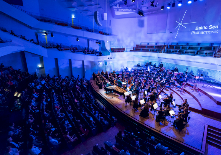 Более 100 музыкантов в режиме изоляции исполнят Ленинградскую симфонию Шостаковича