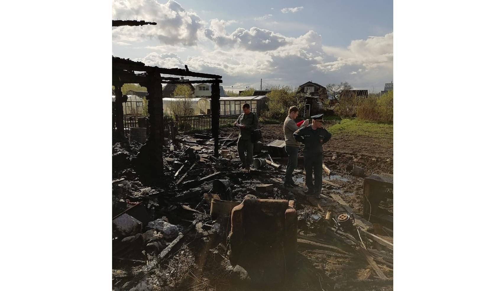 В Кирове в садовом доме сгорела семья с ребенком: известна предварительная причина пожара