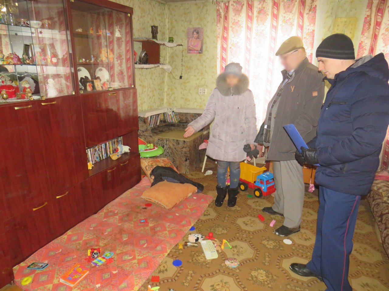 Отправили под суд мать из Куменского района, которая оставила детей в доме без еды