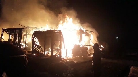 Семьи с детьми остались без крова, 1 человек погиб: в Котельниче на выходных сгорел жилой дом
