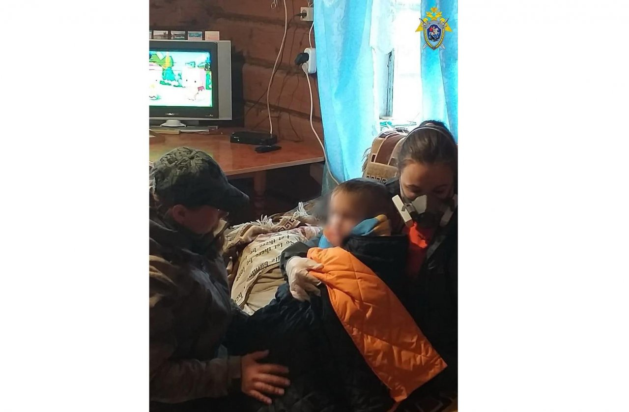 Найденного в лесу 4-летнего мальчика доставят на вертолете в больницу в Кирове