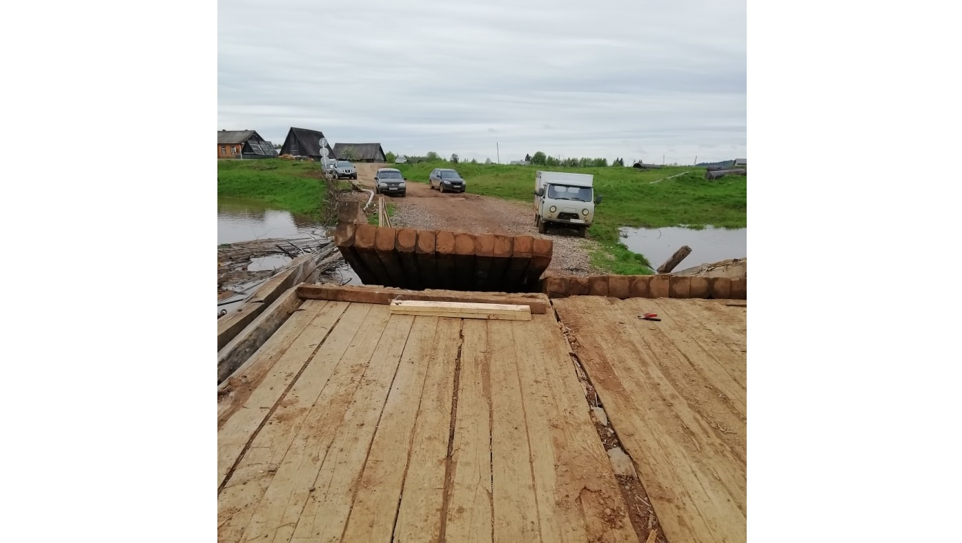 Скорая не проедет, продукты не привезут: жители поселка в Кировской области отрезаны от мира из-за разрушенного моста