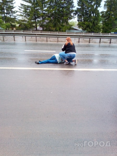 В Кирове водитель Renault на глазах очевидцев сбил женщину: на месте работала реанимация