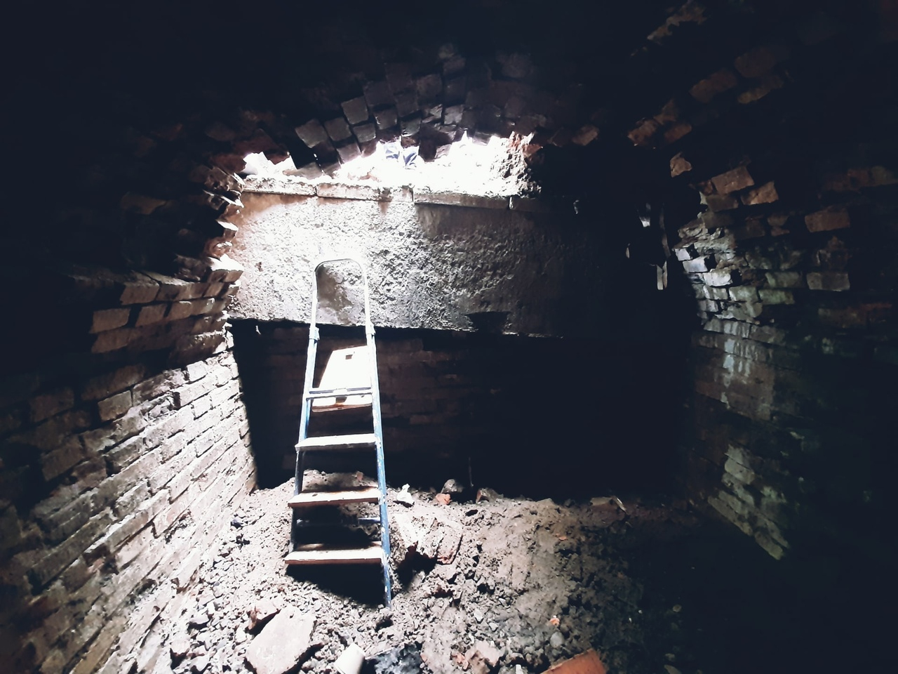 В Кирове при ремонте теплосети коммунальщики нашли два старинных подземелья