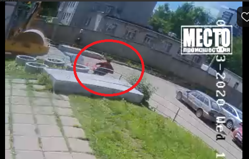 Видео: в Кирове каток сбил рекламный щит, который откинуло на женщину и три машины
