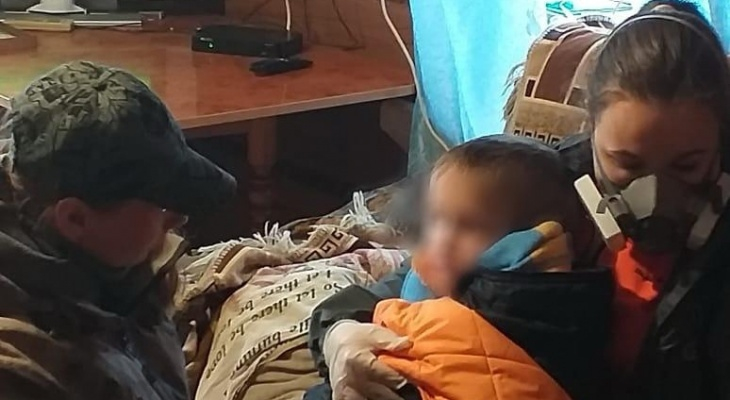 4-летнего мальчика из Кировской области, который провел в лесу двое суток, выписали из больницы