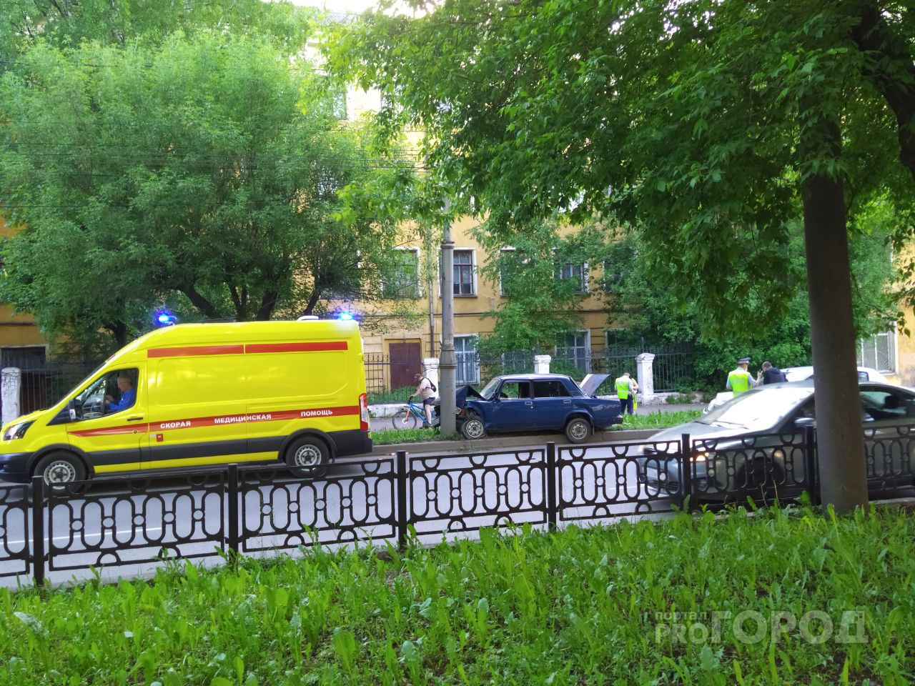 В Кирове после столкновения ВАЗ отбросило на опору ЛЭП: на месте - реанимация