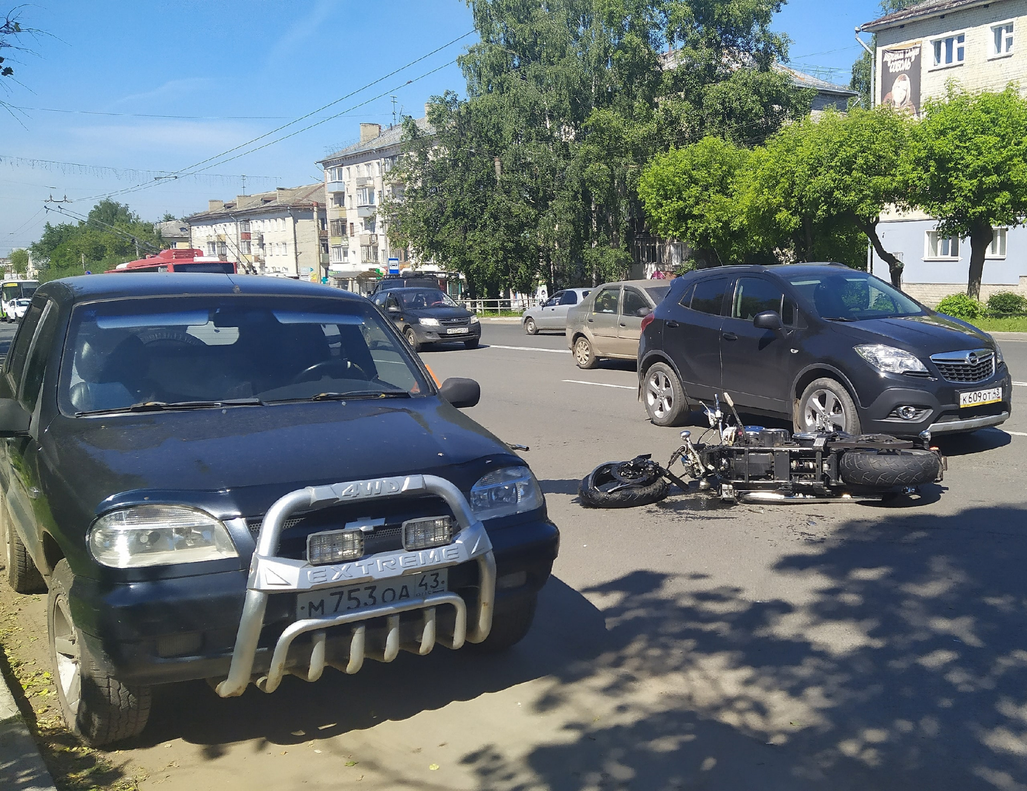На Воровского столкнулись мотоцикл и три автомобиля: есть пострадавшие