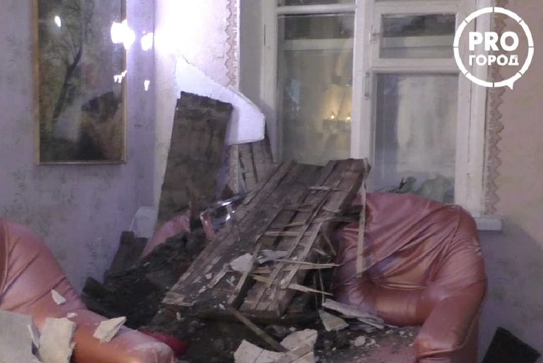 От страха провела ночь на улице: в Кирове в одной из квартир обрушился потолок