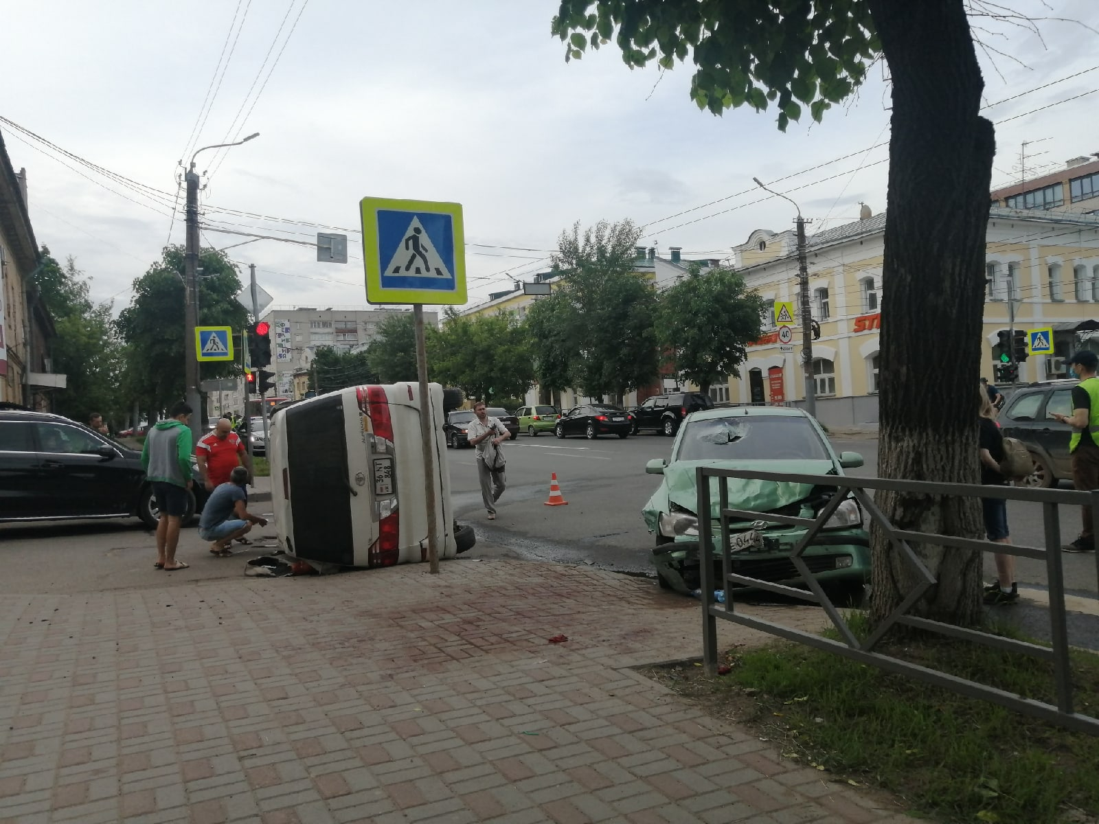В Кирове на улице Ленина произошла серьезная авария: работает реанимация