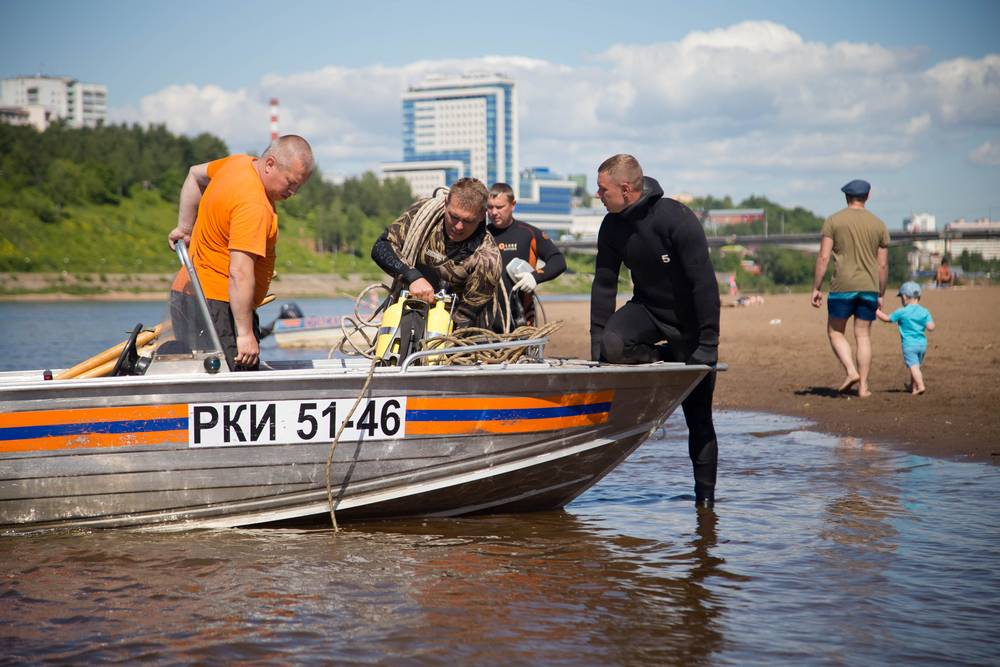 Кировские спасатели очистили дно реки в районе городского пляжа