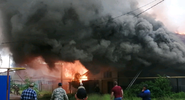 Из-за сильного ветра пожар уничтожил несколько домов в Кировской области