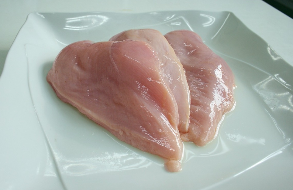 Роскачество назвало марки куриного филе, где нашли хлороформ и антибиотики