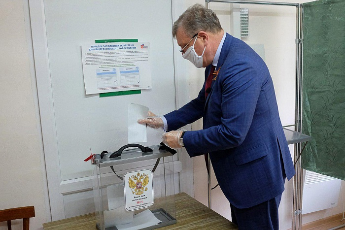Губернатор Игорь Васильев проголосовал по поправкам в Конституцию РФ