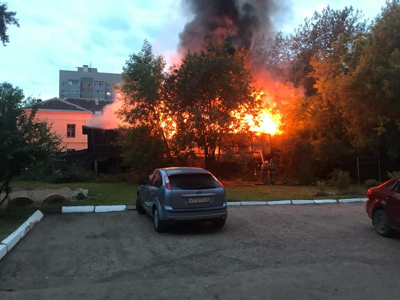 «Пламя — выше домов»: вечером в Коминтерне произошел серьезный пожар