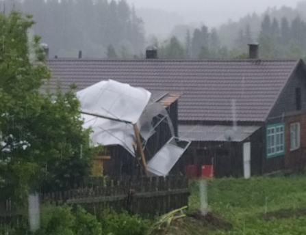 В 12 районах Кировской области устраняют последствия урагана