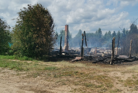 "Свекровь с моей дочкой успели выбежать и вынести немного вещей":  в Кировской области сгорел дом