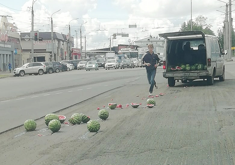 На Комсомольской площади в результате ДТП по дороге раскатились арбузы