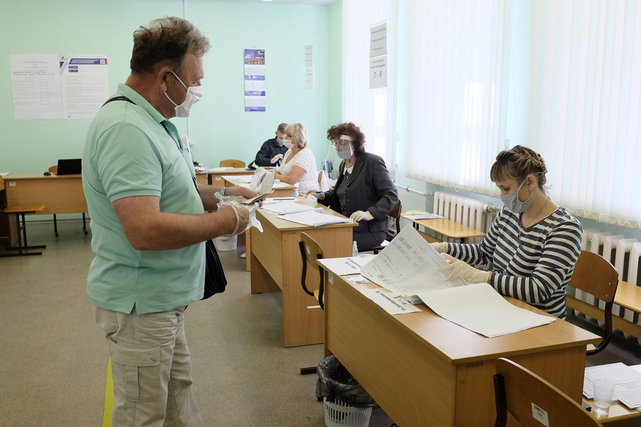 В Кирове депутаты и представители политических партий  приняли участие в голосовании по поправкам к Конституции