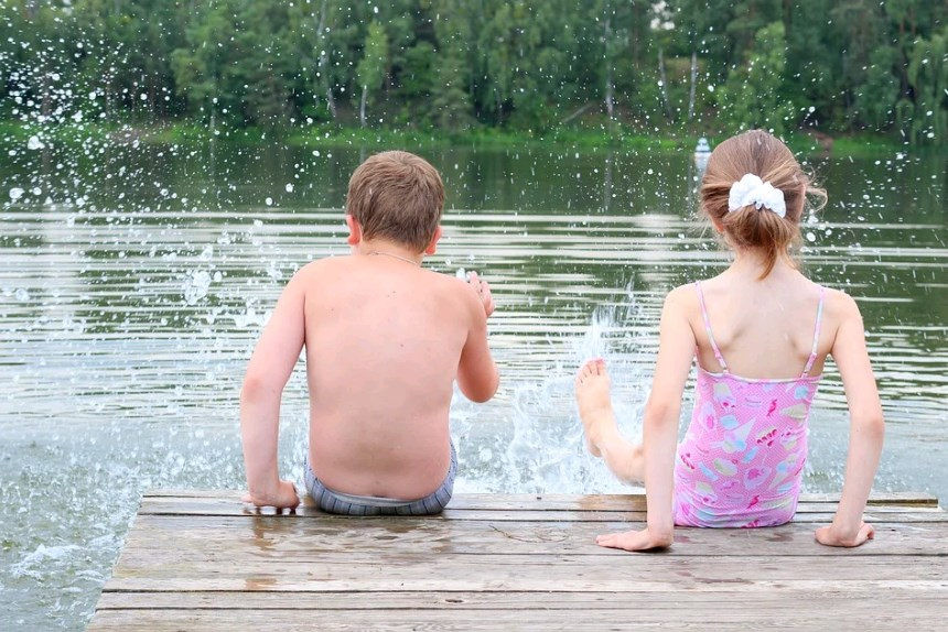 Собираем ребенка на летний отдых: что не забыть купить