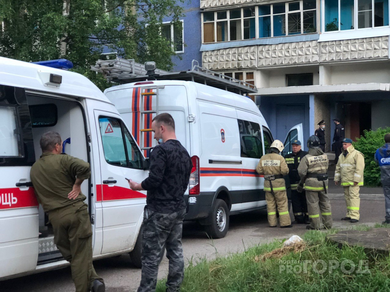 «Стекла вылетели с обеих сторон дома»: появились фото, видео и подробности ЧП на Орджоникидзе