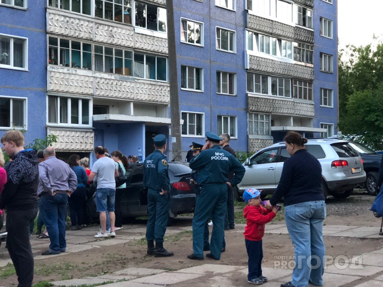 "Сосед увидел горящие лохмотья сорочки на женщине и начал тушить": жильцы о ЧП в доме на Орджоникидзе
