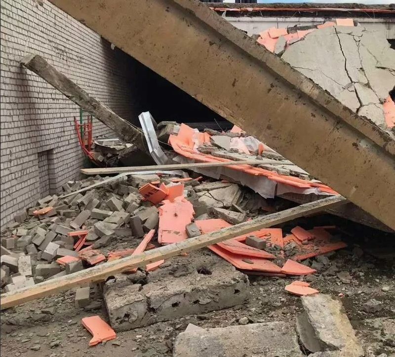 Появились фото и видео с места рухнувшей стройки ТЦ в Зуевке, где погибли трое человек