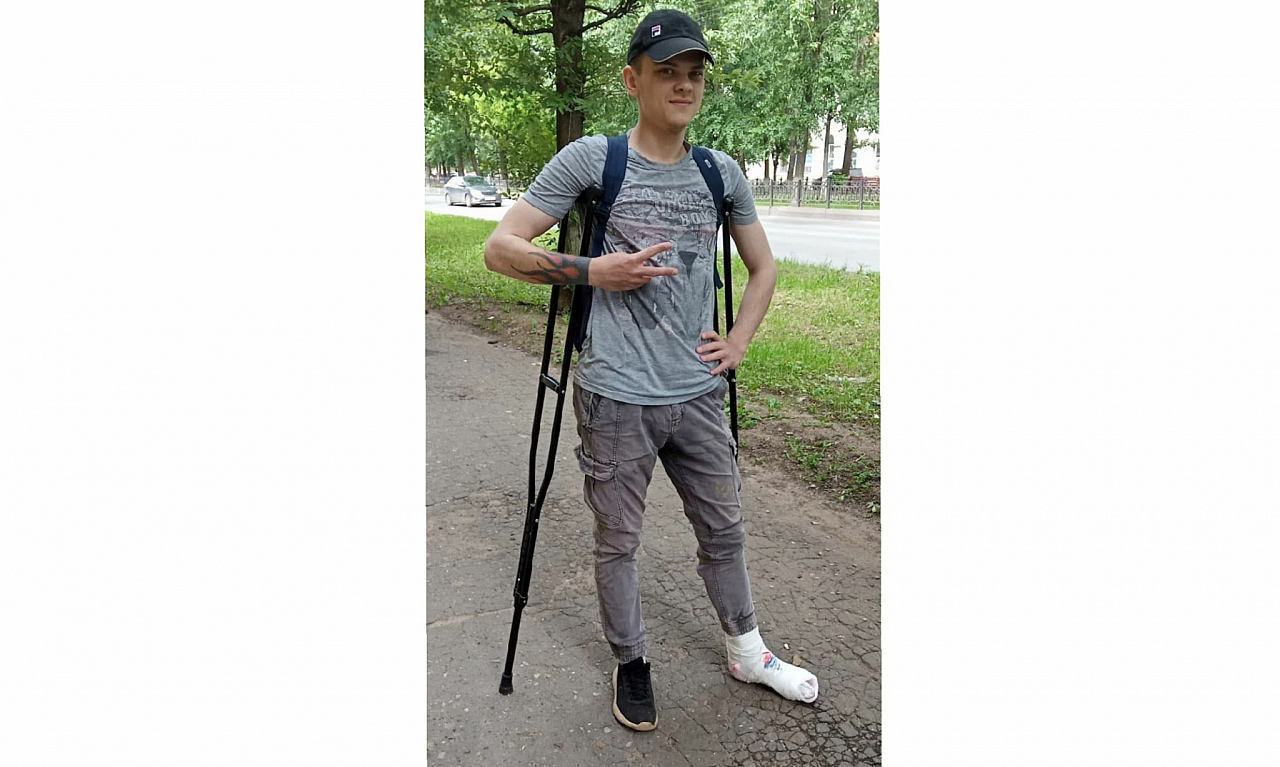 Мужчина провалился по колено в яму в центре Кирова и сломал ногу