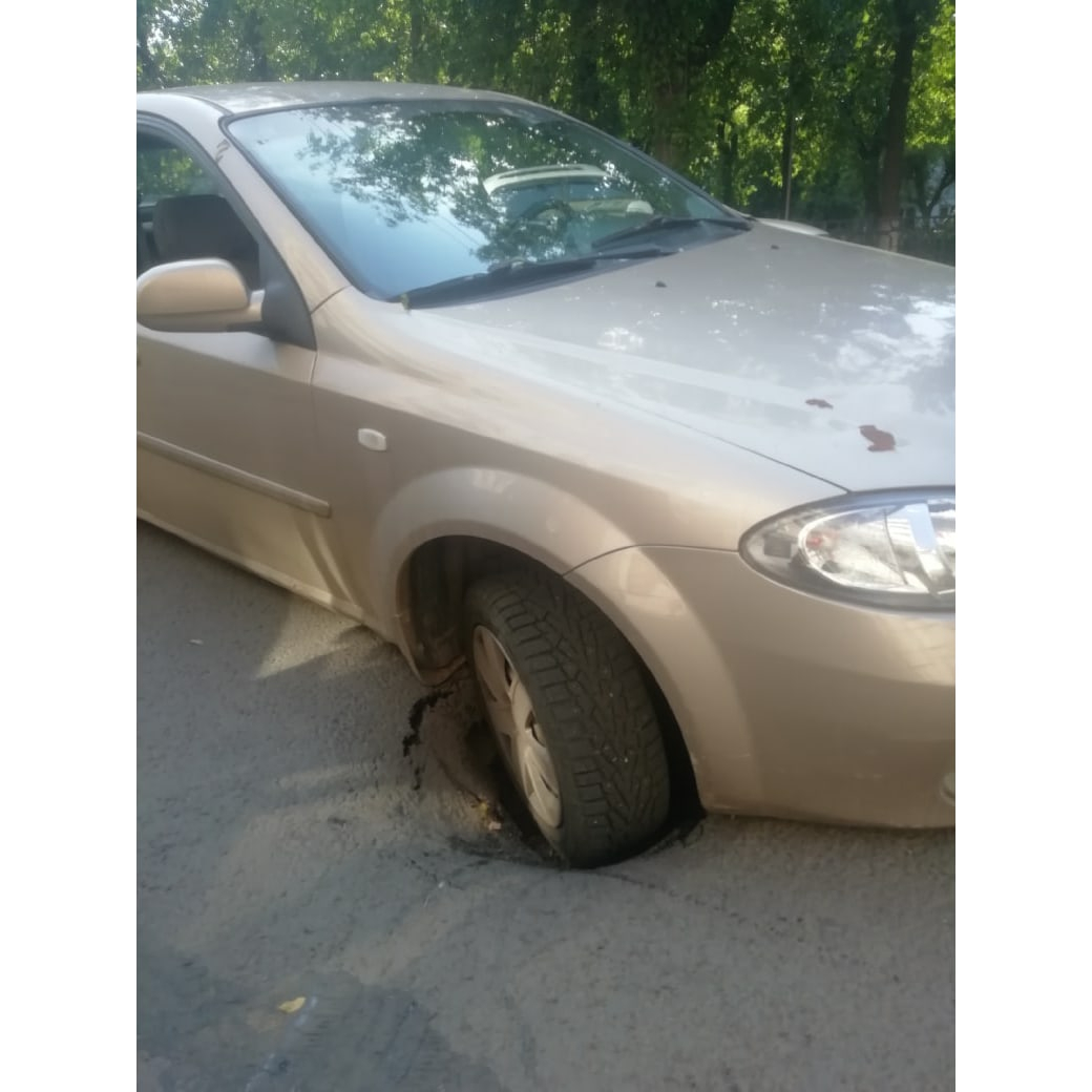«Ждал ГИБДД 7 часов»: в центре Кирова машина провалилась в яму на мягком асфальте